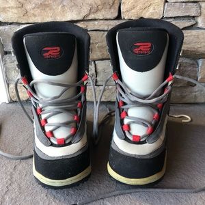 Snowboard boots